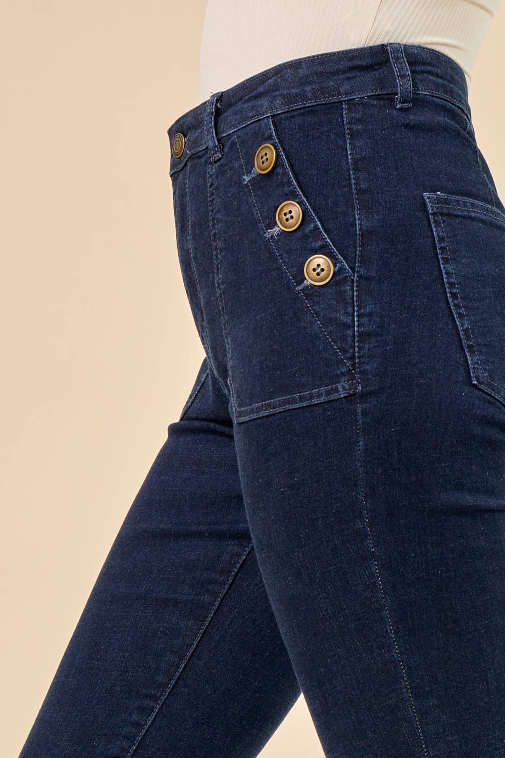Mörkblå bootcut-jeans med dekorativa sidoknappar