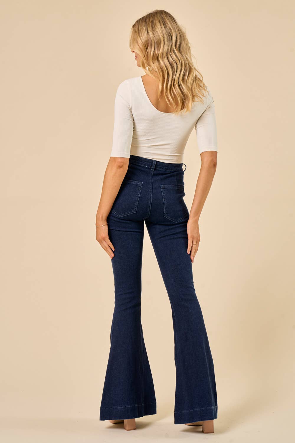 Mörkblå bootcut-jeans med dekorativa sidoknappar