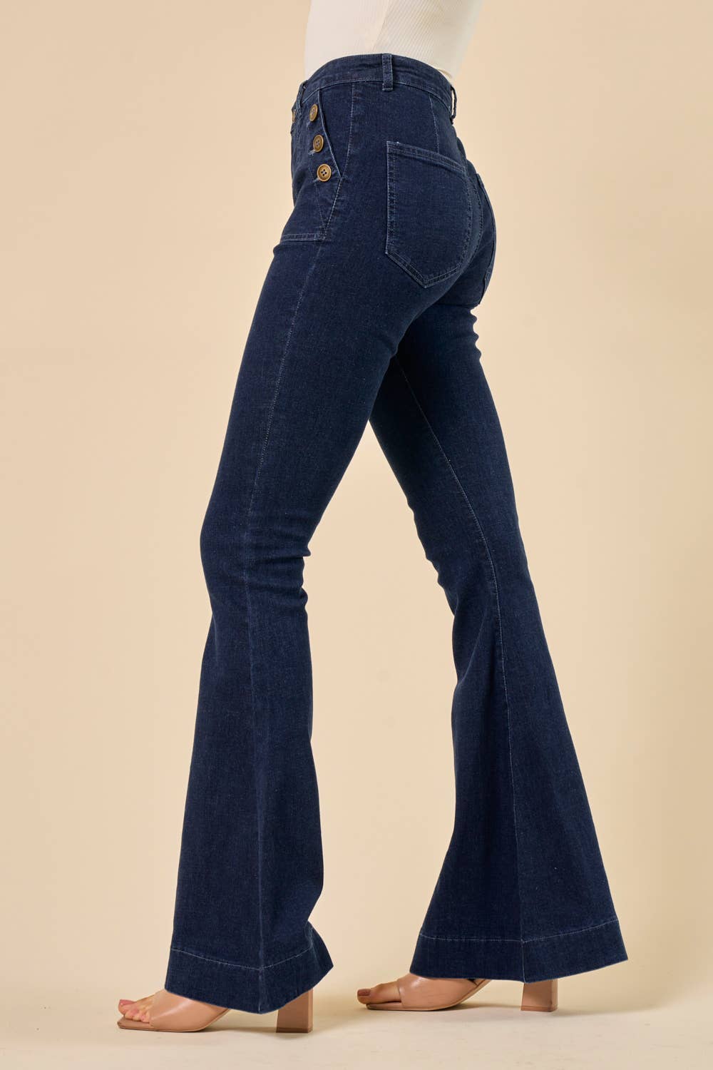 Mörkblå bootcut-jeans med dekorativa sidoknappar