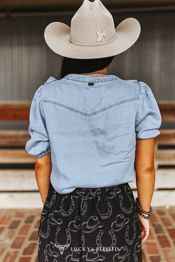 Ljustvättad jeansblus med volanger