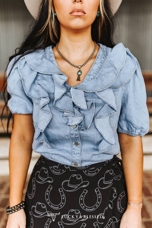 Ljustvättad jeansblus med volanger