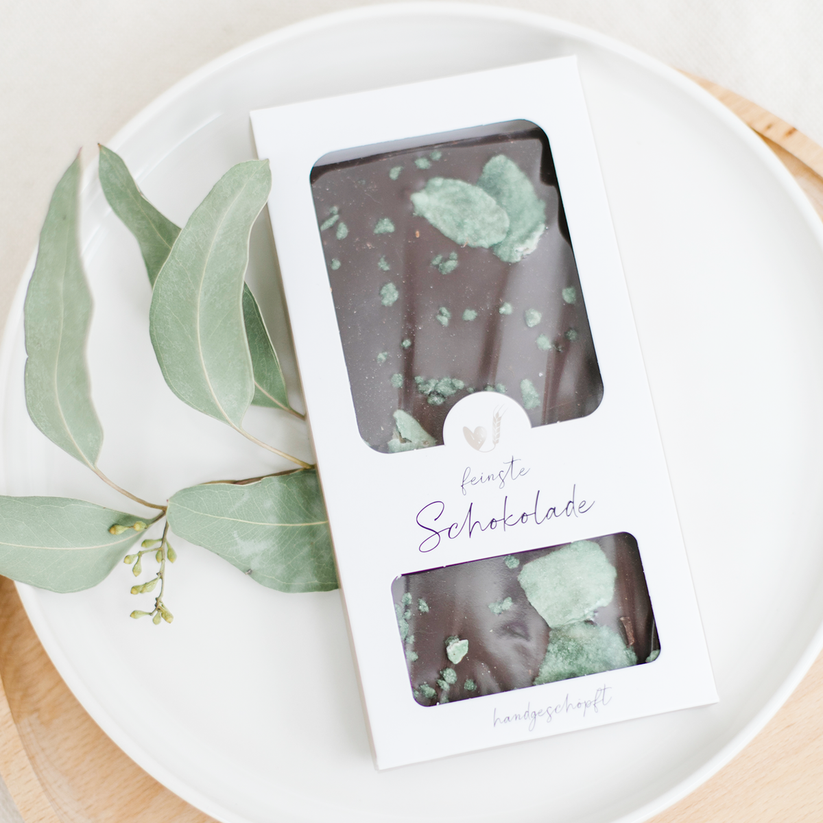 Lyxig mörk choklad med sockrade myntablommor