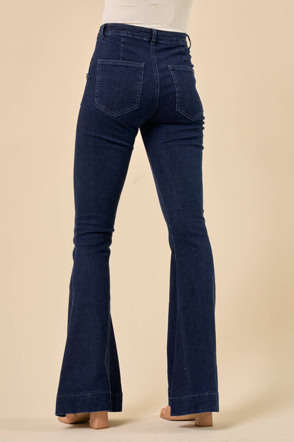 Mörkblå bootcut-jeans med dekorativa sidoknappar