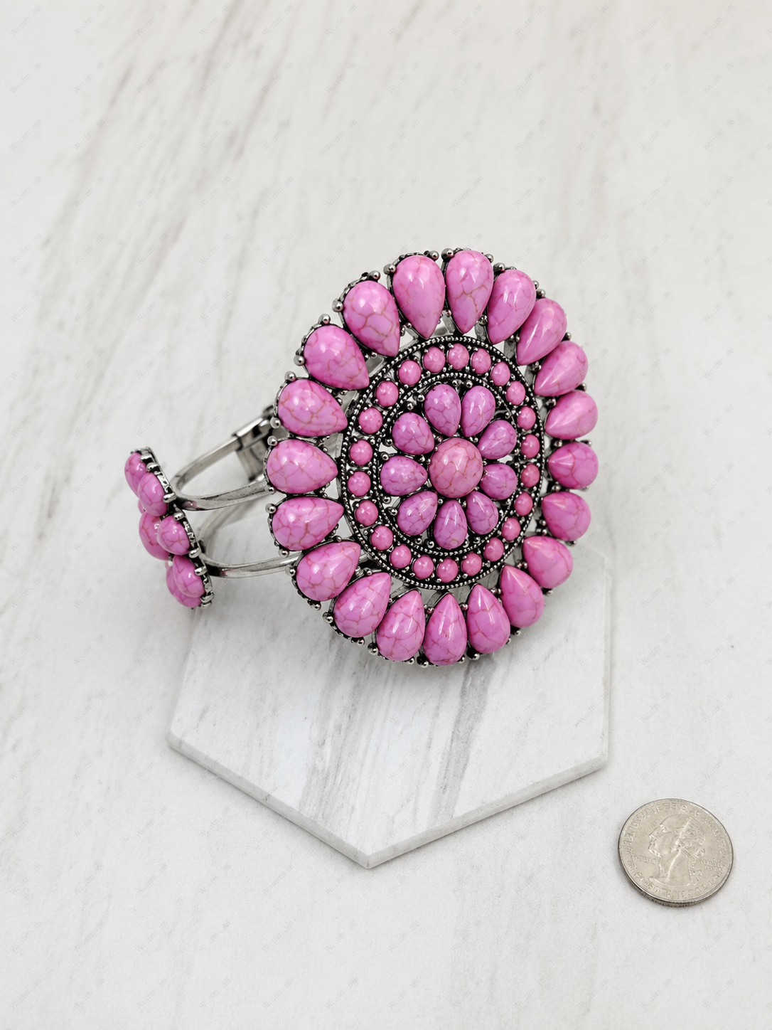 Rosa armband med stenar