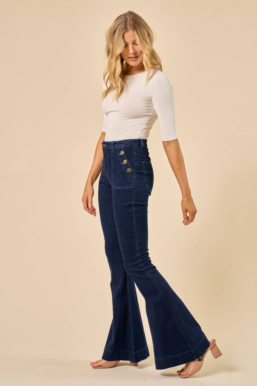 Mörkblå bootcut-jeans med dekorativa sidoknappar