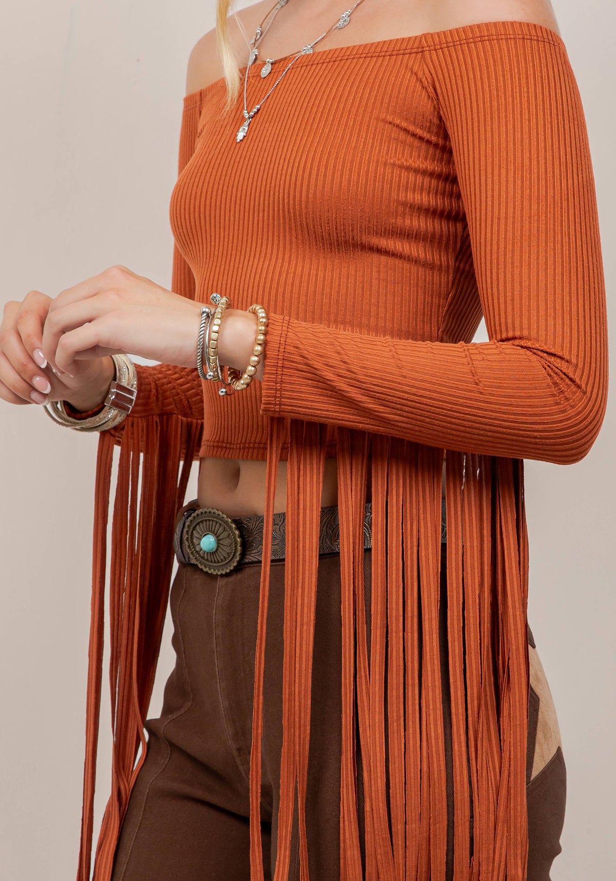 Rostfärgad off-shoulder topp med fransar